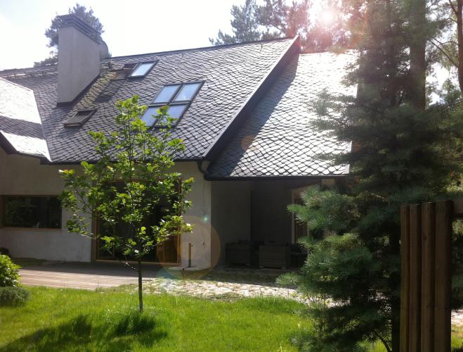 ekskluzywny czarny łupek obrabiany na dachu "na dziko" zmoczony deszczem podobny do rybiej łuski
